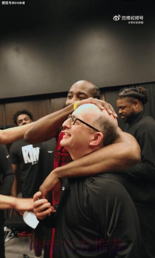 快船全员在哈登的带领下为杰夫-范甘迪唱生日歌 快船全员在哈登的带领下为杰夫-范甘迪唱生日歌